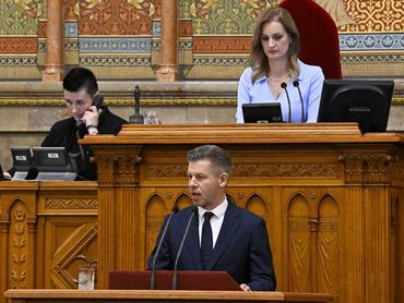 Budapest, 2026. június 29.Magyar Péter miniszterelnök napirend elõtt szólal fel az Országgyûlés rendkívüli ülésén 2026. június 29-én. Mögötte Forsthoffer Ágnes, az Országgyûlés elnöke.MTI/Hegedüs Róbert
