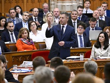 Budapest, 2026. június 29.Magyar Péter miniszterelnök a frakcióvezetõk napirend elõtti felszólalására reagál az Országgyûlés rendkívüli ülésén 2026. június 29-én. Jobbról Orbán Anita külügyminiszter.MTI/Hegedüs Róbert