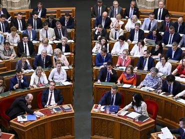 Budapest, 2026. június 29.Szavaznak a képviselõk az Országgyûlés rendkívüli ülésén 2026. június 29-én. Elöl Hegedûs Zsolt egészségügyi miniszter, Ruff Bálint, a Miniszterelnökséget vezetõ miniszter, Magyar Péter miniszterelnök és Orbán Anita miniszterelnök-helyettes, külügyminiszter.MTI/Hegedüs Róbert