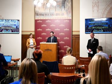 Budapest, 2026. június 30.Melléthei-Barna Márton, a Tisza Párt frakcióvezetõ-helyettese (szemben, k) a heti parlamenti aktualitásokról tart sajtótájékoztatót az Országház sajtótermében 2026. június 30-án. Mellette Bujdosó Andrea, a Tisza országgyûlési frakcióvezetõje (b). MTI/Hegedüs Róbert