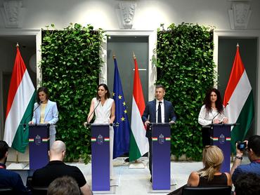 Magyar Péter miniszterelnök a Miniszterelnökségen tartott kormányszóvivõi sajtótájékoztatón 2026. július 2-án. Mellette Szondi Vanda, Köböl Anita és Magyar Éva kormányszóvivõk (b-j).MTI/Hegedüs Róbert