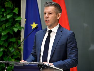 Magyar Péter miniszterelnök a Miniszterelnökségen tartott kormányszóvivõi sajtótájékoztatón 2026. július 2-án.MTI/Hegedüs Róbert