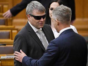 Budapest, 2026. július 13.Magyar Péter miniszterelnök (j) és Kátai-Németh Vilmos szociális és családügyi miniszter az Országgyûlés rendkívüli ülésén 2026. július 13-án.MTI/Hegedüs Róbert
