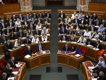 Budapest, 2026. július 13.A képviselõk szavaznak Magyarország alaptörvényének tizenhetedik módosításáról szóló törvényjavaslatról az Országgyûlés rendkívüli ülésén 2026. július 13-án. Elfogadta az Országgyûlés az alaptörvény tizenhetedik módosítását, amelynek értelmében a hatálybalépést követõ napon Sulyok Tamás köztársasági elnök megbízatása megszûnik.MTI/Hegedüs Róbert