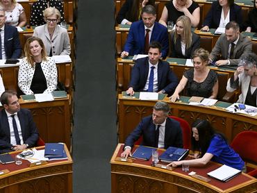 A képviselõk szavaznak Magyarország alaptörvényének tizenhetedik módosításáról szóló törvényjavaslatról az Országgyűlés rendkívüli ülésén 2026. július 13-án. Elöl középen Magyar Péter miniszterelnök, Orbán Anita külügyminiszter és Ruff Bálint, a Miniszterelnökséget vezetõ miniszter