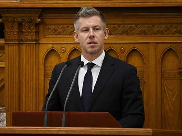 Budapest, 2026. július 20.Magyar Péter miniszterelnök napirend elõtt szólal fel az Országgyûlés rendkívüli ülésén 2026. július 20-án.MTI/Hegedüs Róbert