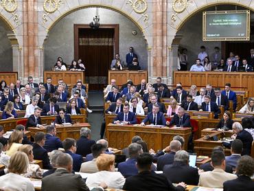 Budapest, 2026. július 20.Szavaznak a képviselõk az Országgyûlés rendkívüli ülésén 2026. július 20-án.MTI/Hegedüs Róbert