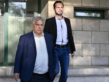 Budapest, 2026. július 21.Orbán Viktor, a Fidesz elnöke (b) és Havasi Bertalan, a Fidesz kommunikációs igazgatója távozik a párt parlamenti frakciójának ülésérõl a Képviselõi Irodaházból 2026. július 21-én. MTI/Hegedüs Róbert