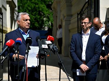 Orbán Viktor, a Fidesz elnöke, volt miniszterelnök (b) és Bóka János, a párt új parlamenti frakcióvezetője sajtótájékoztatót tart a Fidesz Lendvay utcai székháza előtt 2026. július 22-én