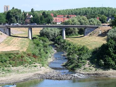 Szolnok, 2025. június 30.A Zagyva vize csordogál a Tiszába Szolnokon 2025. június 30-án. Nagyon alacsony a Tisza vízszintje Szolnoknál, ahol -285 centimétert mértek ezen a napon, ami csupán 6 centivel magasabb az eddig mért legalacsonyabb vízszinttõl.MTI/Mészáros János
