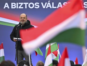 Bóna Zoltán, a Fidesz-KDNP országgyűlési képviselőjelöltje beszédet mond Orbán Viktor miniszterelnök, a Fidesz elnöke országjárásának ócsai állomásán, a városháza előtti téren 2026. március 31-én