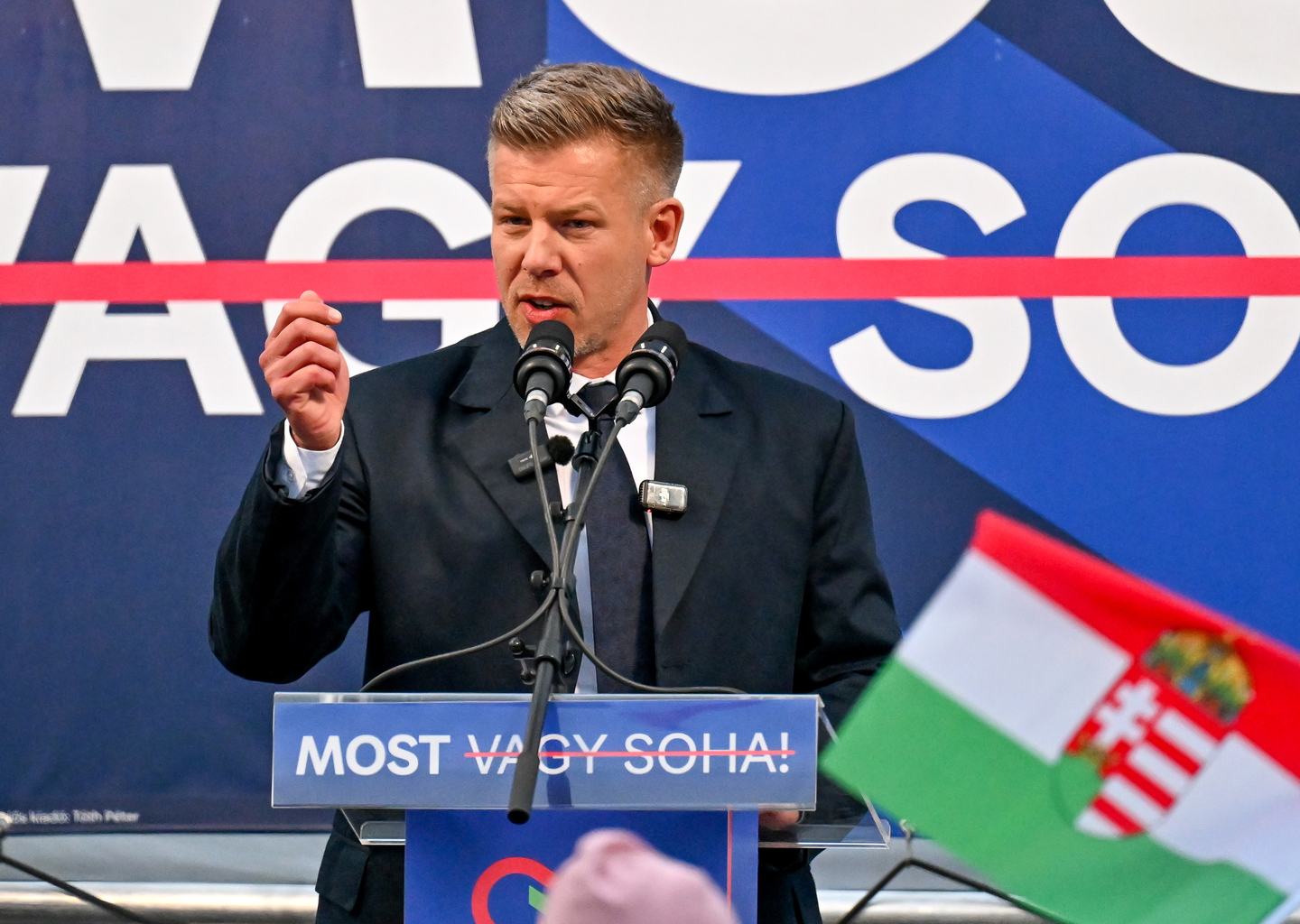 Magyar Péter, a Tisza Párt elnöke beszédet mond a párt kampányzáró rendezvényén a debreceni Egyetem téren 2026. április 11-én.