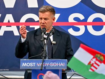 Magyar Péter, a Tisza Párt elnöke beszédet mond a párt kampányzáró rendezvényén a debreceni Egyetem téren 2026. április 11-én.