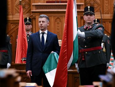 Magyar Péter miniszterelnök leteszi esküjét az új Országgyűlés alakuló ülésén az Országházban 2026. május 9-én