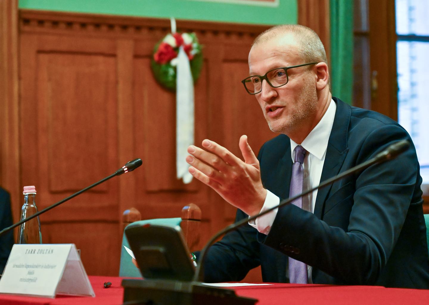 Tarr Zoltán társadalmi kapcsolatokért és kultúráért felelős miniszterjelölt kinevezés előtti meghallgatásán az Országgyűlés magyarországi nemzetiségek bizottságának ülésén az Országházban 2026. május 11-én