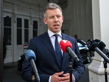 Bécs, 2026. május 21.Magyar Péter miniszterelnök nyilatkozik Alexander Van der Bellen osztrák államfõnél tett udvariassági látogatása után Bécsben 2026. május 21-én.MTI/Illyés Tibor