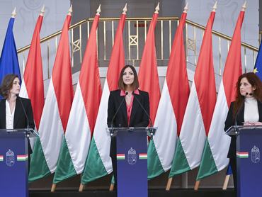 Budapest, 2026. május 27.Szondi Vanda, Köböl Anita és Magyar Éva kormányszóvivõk (b-j) a Miniszterelnökségen tartott kormányszóvõi sajtótájékoztatón 2026. május 27-én.MTI/Illyés Tibor