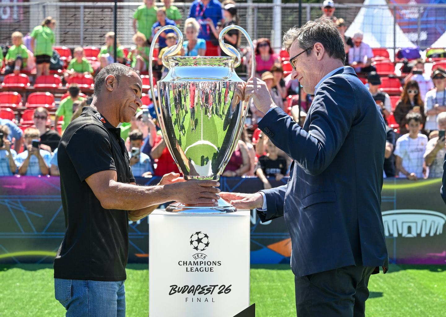 Cafu, az AC Milan egykori játékosa (b) és Karácsony Gergely főpolgármester a Bajnokok Ligája trófeájával a május 30-ai budapesti UEFA Bajnokok Ligája (BL) labdarúgó döntő szurkolói zónája, a Champions Fesztivál megnyitóján a Hősök terén 2026. május 28-án