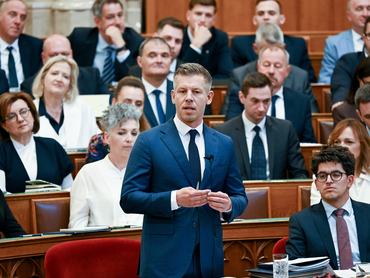 Budapest, 2026. június 15.Magyar Péter miniszterelnök a frakcióvezetõk napirend elõtti felszólalásaira reagál az Országgyûlés plenáris ülésén 2026. június 15-én.MTI/Illyés Tibor