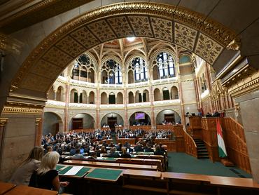 Budapest, 2026. június 15.Magyar Péter miniszterelnök a frakcióvezetõk napirend elõtti felszólalásaira reagál az Országgyûlés plenáris ülésén 2026. június 15-én.MTI/Illyés Tibor