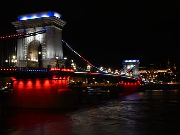 Budapest, 2026. július 4.Az amerikai zászló színeivel kivilágított Lánchíd az Egyesült Államok nemzeti ünnepe, a Függetlenség Napja 250. évfordulóján, 2026. július 4-én.MTI/Illyés Tibor