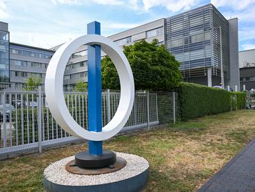 Budapest, 2026. július 7.A Médiaszolgáltatás-támogató és Vagyonkezelõ Alap (MTVA) Kunigunda útjai székháza 2026. július 7-én. Elsötétült az M1 képernyõje, a Kossuth Rádió helyén pedig a Bartók Rádió mûsora hallgatható. Az MTVA frissen megbízott ideiglenes vezérigazgatója, Horváth András, és az általa felkért, ideiglenes szakmai csapat azonnali hatállyal megszüntette a propagandát, leállította a hírszolgáltatást a közmédia minden felületén - közölte az MTVA Sajtó és Marketing Irodája kedden az MTI-vel ezen a napon.MTI/Illyés Tibor