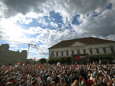 Az alaptörvény tervezett módosítása ellen demonstrálnak a Fidesz és a KDNP tüntetésének résztvevõi a Sándor-palota elõtt 2026. július 9-én.MTI/Illyés Tibor