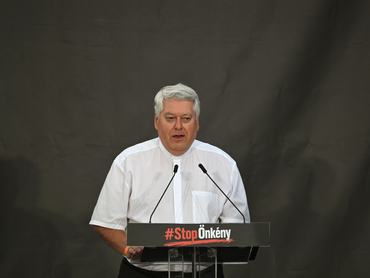Budapest, 2026. július 9. Osztie Zoltán plébános beszédet mond az alaptörvény tervezett módosítása ellen, a Fidesz és a KDNP közös szervezésében tartott demonstráción a Sándor-palota elõtt 2026. július 9-én.MTI/Illyés Tibor