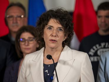 Budapest, 2026. április 12.Dobrev Klára, a Demokratikus Koalíció (DK) elnöke sajtótájékoztatót tart a párt eredményváró rendezvényén a budapesti FBG Centerben 2026. április 12-én.MTI/Balogh Zoltán