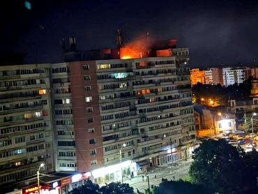 A fire burns on the roof of a 10-story block of flats after a drone crashed into the building, causing an explosion and injuring two people, near the border with Ukraine, in Galati, Romania, in this handout image released on May 29, 2026. Romanian Department for Emergency Situations (DSU)/Handout via REUTERS ATTENTION EDITORS - THIS IMAGE HAS BEEN SUPPLIED BY A THIRD PARTY. NO RESALES. NO ARCHIVES.