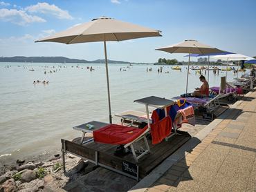 Fürdőzők a balatonfüredi Kisfaludy strandon a harmadfokú hőségriasztás idején, 2026. június 28-án