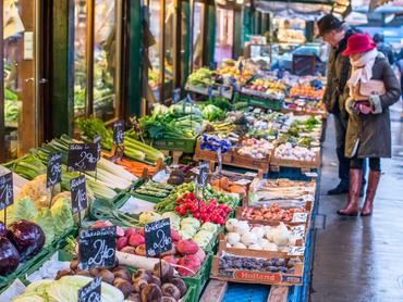 Vienna Naschmarkt Linke Wienzeile open air fruit & veg market Austria. (Photo by: Andrew Michael/Education Images/Universal Images Group via Getty Images)