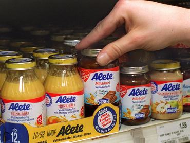 Alete-Babykost, aufgenommen am 3.2.1998 in einem Frankfurter Geschäft. Der Nestle-Konzern wird von einem Erpresser bedroht, der Babybrei mit Pflanzenschutzmitteln vergiftet hat. Nach Angaben der Nestle Deutschland AG vom 3.2.1998 wurden in Geschäften im Raum Pleidelsheim in Baden-Württemberg vergiftete Baby-Gläschen mit Alete-Brei der Bezeichnung Baby-Birne gefunden. Die vergifteten Produkte zeichneten sich durch einen üblen, stechenden Geruch aus, hieß es weiter. Zudem sei auffällig, daß beim Öffnen der Deckel der übliche «Vakuum-Knack» ausbleibt. Nach dpa-Informationen liegen der Polizei mehrere Schreiben des Erpressers vor. Details sind nicht bekannt.      (Photo by Werner Baum/picture alliance via Getty Images)