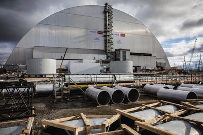 Az ív alakú Új Biztonsági Zár (NSC), a felrobbant reaktor felett, miután elkészült 2016. novemberében