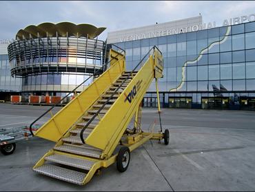 AUSTRIA - JANUARY 01:  Illustration: Austrian airlines In Vienna, Austria In 2002 - Schwechat airport.  (Photo by Etienne DE MALGLAIVE/Gamma-Rapho via Getty Images)