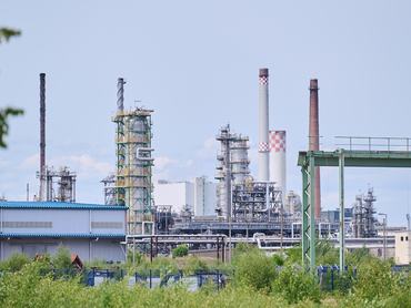 17 June 2022, Brandenburg, Schwedt/Oder: The PCK refinery in Schwedt. The German government gives the PCK refinery in Schwedt, Brandenburg, a production guarantee for the next few years. The refinery currently produces with Russian oil from the "Druzhba" pipeline. However, as part of the European Union's oil embargo against Russia, the German government wants to do without it and is looking for alternatives for production in Schwedt. Photo: Annette Riedl/dpa (Photo by Annette Riedl/picture alliance via Getty Images)