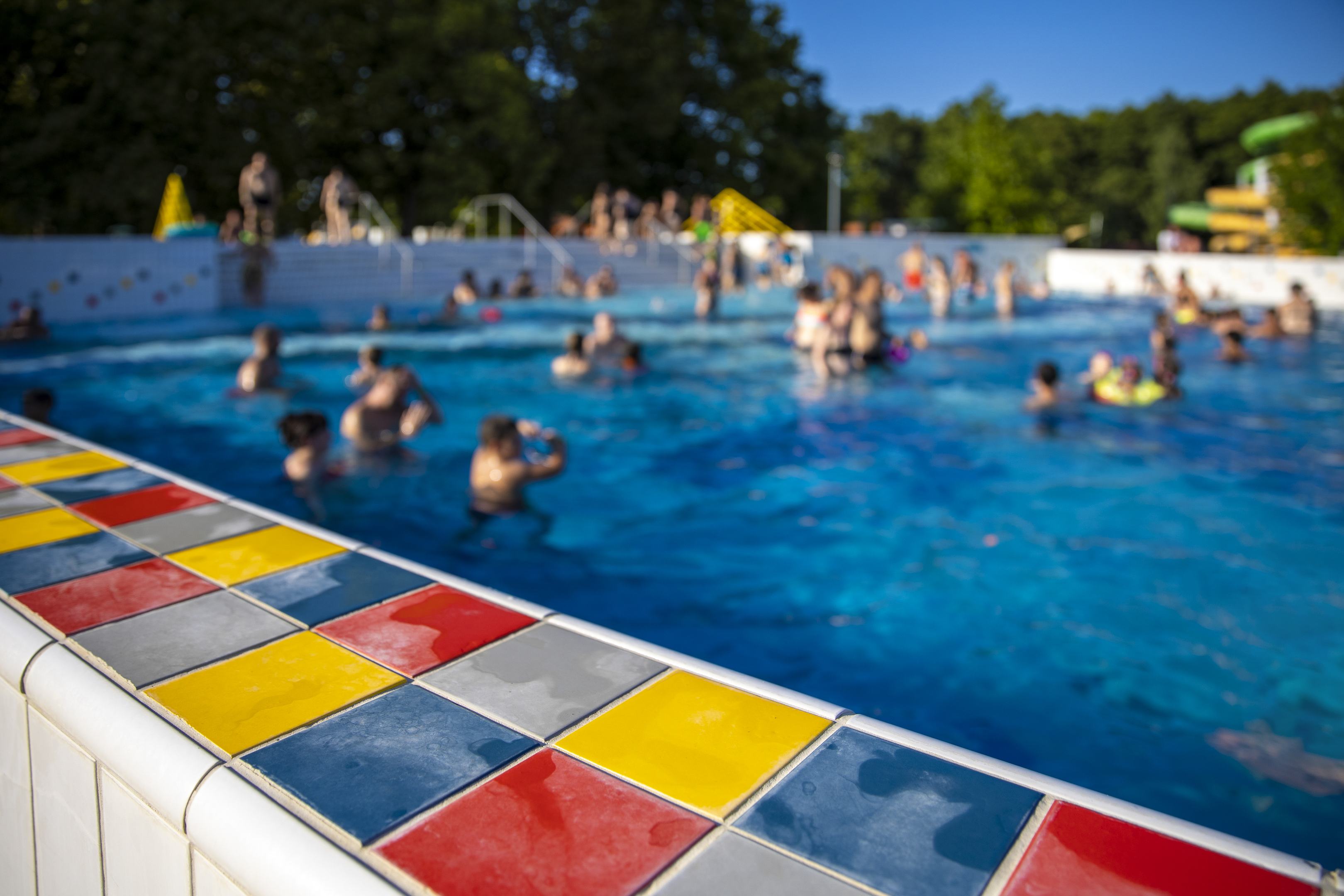 Csúszik a strandszezon: később nyitnak a fürdők, és a jegyek is drágulnak