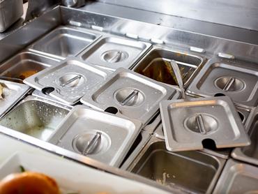 Penészes ételtartó edények egymás mellett fölülnézetből