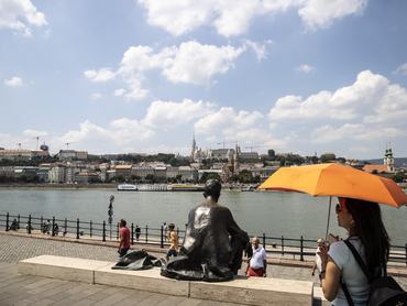 BUDAPEST, HUNGARY- JULY 16: A tourist walks with umbrella in Budapest, Hungary, on July 16, 2023. A heatwave could break records in IHungary, with temperatures expected to soar past 40 degrees Celsius in some parts of the country. (Photo by Arpad Kurucz/Anadolu Agency via Getty Images)