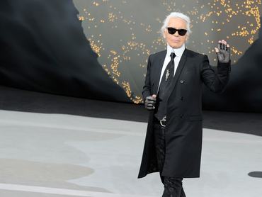 Karl Lagerfeld a Chanel kifutóján a 2013/14-es őszi-téli bemutatóján, a Paris Fashion Week részeként, a Grand Palais épületében 2013. március 5-én, Párizsban, Franciaországban.