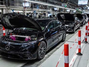 Mercedes-Benz AMG autók a "Factory 56" gyártósorán, a gyár elektromos és hagyományos autószerelő csarnokában
