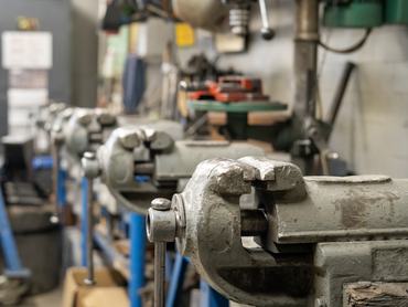 Üres műhely szerszámokkal