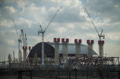 Építőipari munkások a csernobili új biztonságos zárószerkezet építésén 2013. április 25-én Pripjatyban