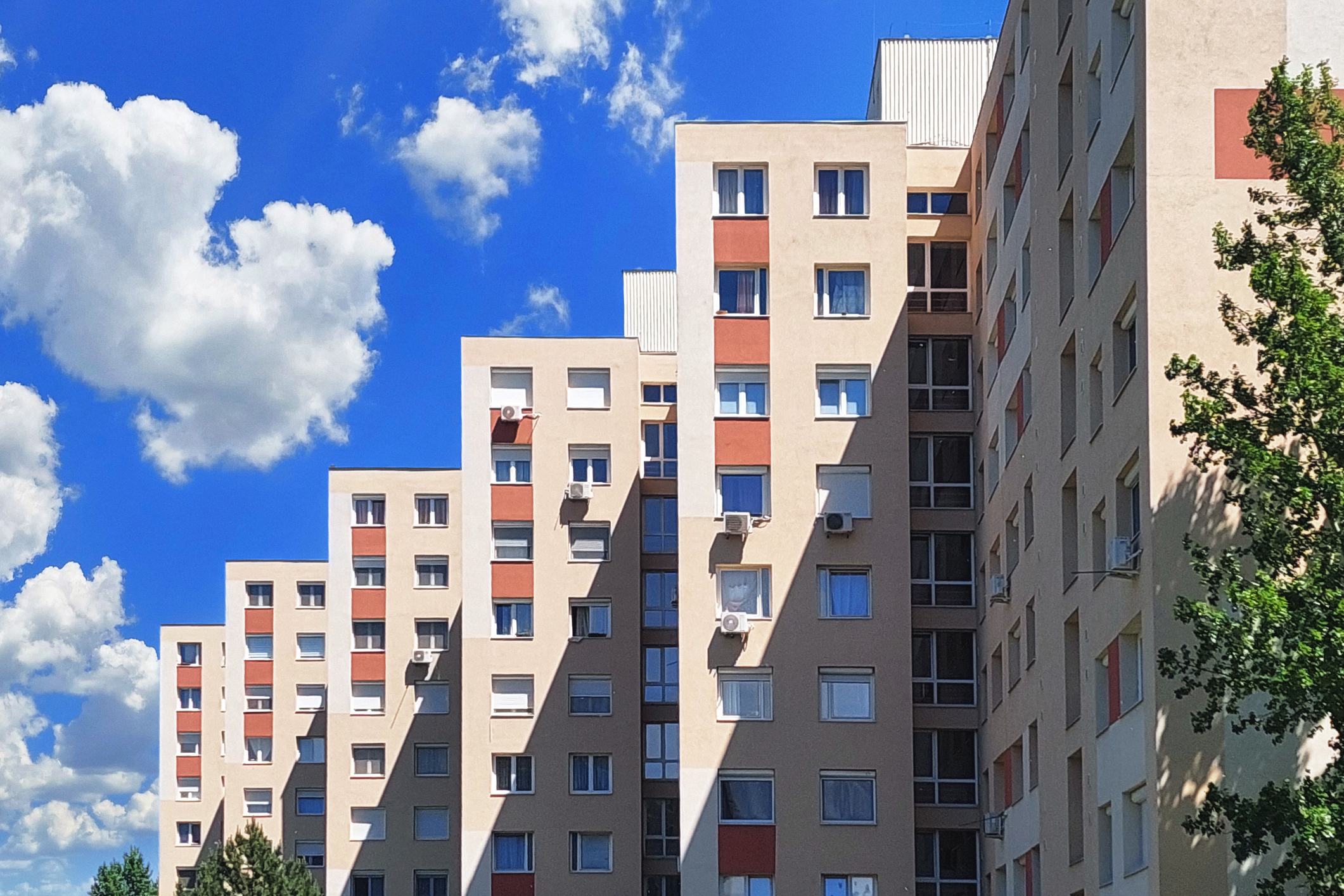 Kik lopták el a magyar önkormányzati bérlakásokat?