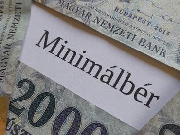 20000 forint banknotes with Minimálbér (Minimum wage) subtitle