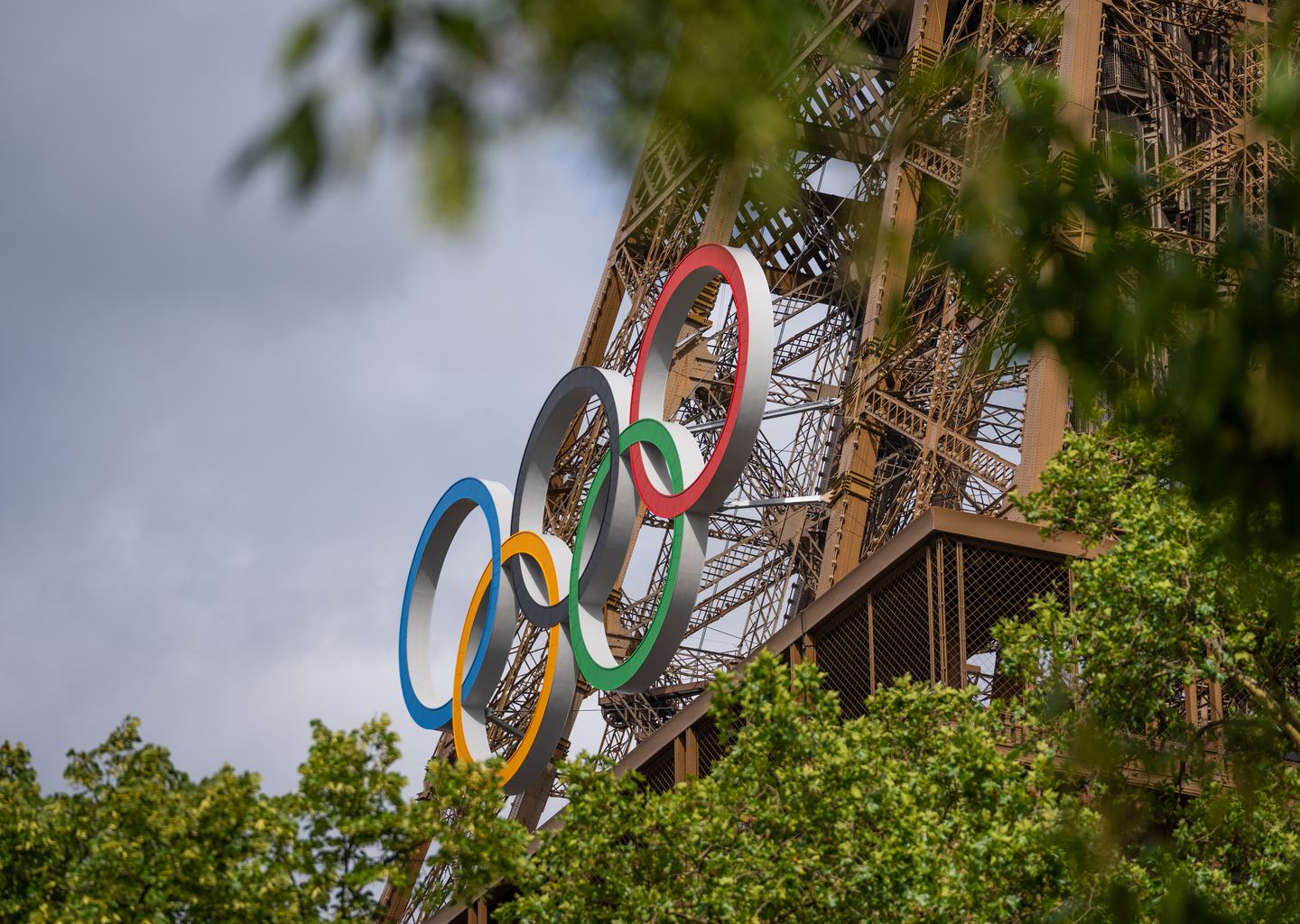 Az olimpiai karikák a párizsi Eiffel-tornyon 2024. július 22-én