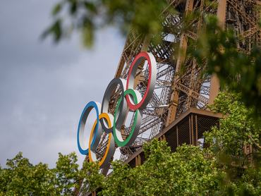 Az olimpiai karikák a párizsi Eiffel-tornyon 2024. július 22-én