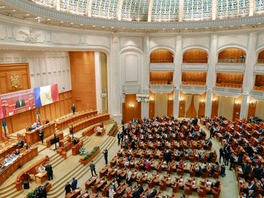BUCHAREST, ROMANIA - DECEMBER 21: Newly elected members of the Chamber of Deputies of the Romanian Parliament, take part in the swearing-in ceremony on December 21, 2024 in Bucharest, Romania. The PSD won the most seats in the Dec. 1 parliamentary election with the centre-right Liberals, centrist Save Romania Union (USR), the ethnic Hungarian party UDMR and representatives of ethnic minorities gaining around a third of the seats in the new parliament. President Klaus Iohannis, whose term expires on December 21, will nominate a new Prime Minister and stay on until his replacement is elected.  (Photo by Andrei Pungovschi/Getty Images)
