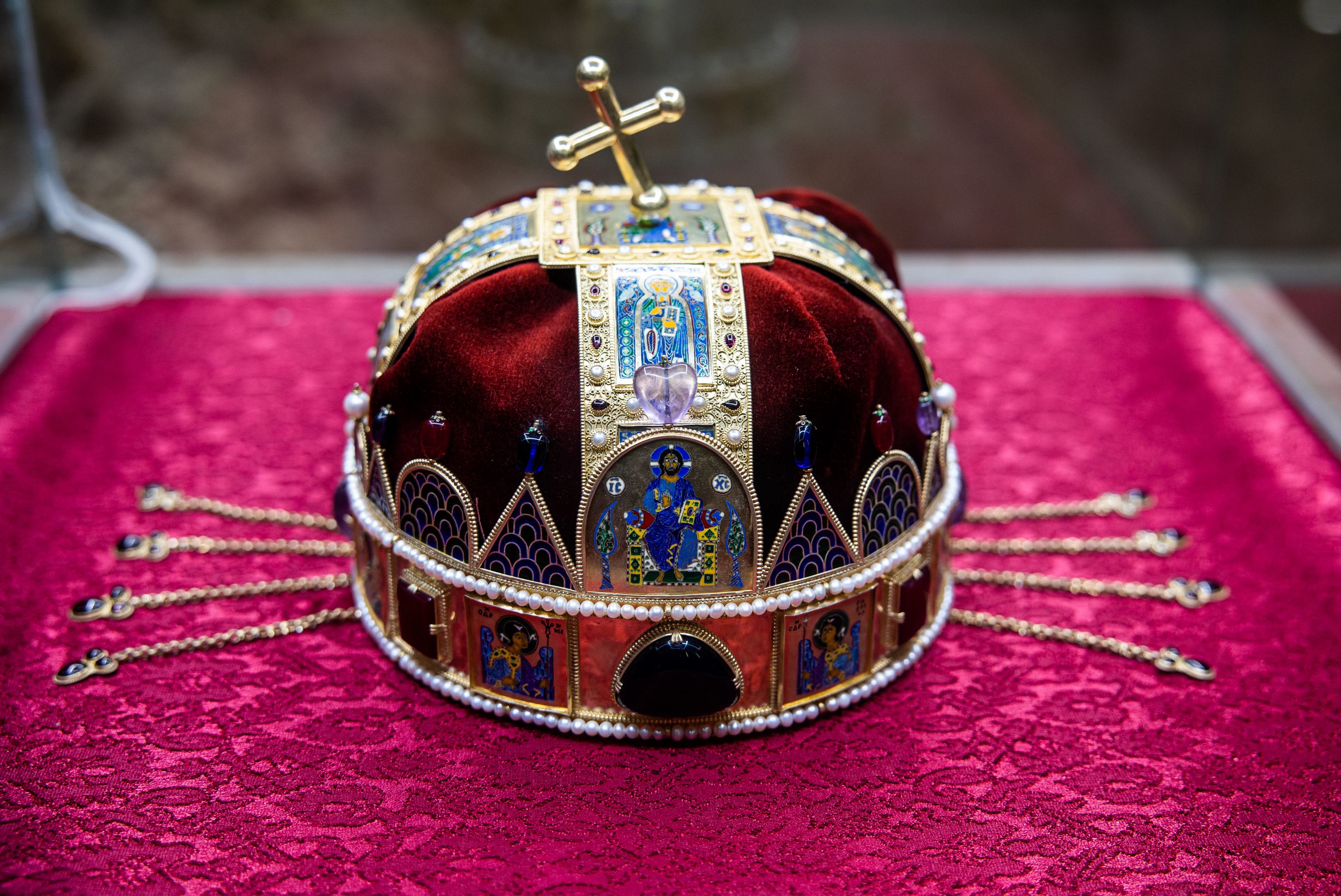 Tehetnek esküt a Szent Korona előtt az új képviselők, de nem úgy, ahogy tervezték