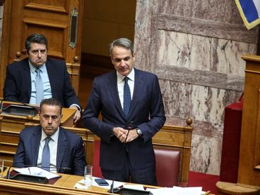 Kiriákosz Micotákisz miniszterelnök a görög parlamentben szólal fel az infláció és a magánadósság kezeléséről 2025. november 14-én.